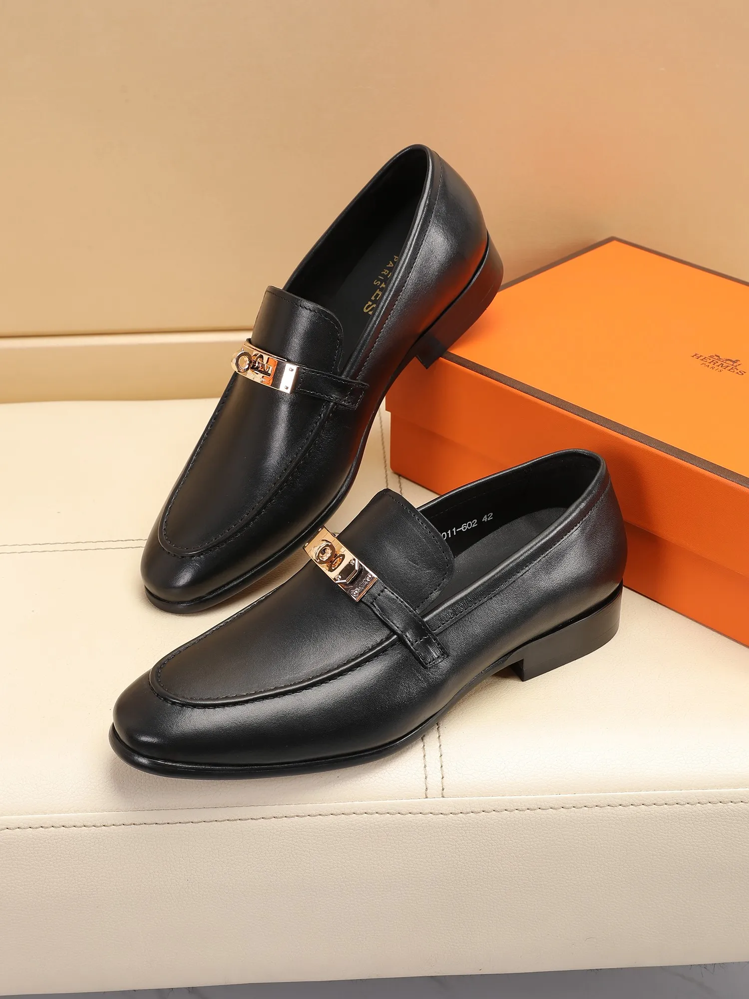 Factory price 440💶[HERMES] (cowhide lining)🍀Italian top luxury🍀He does not pursue novel styles and gorgeous colors, but attracts the favor of successful men with his flawless, elegant and classic style! This very, very comfortable, simple and stable style makes it easy to match any style! The pattern is absolutely 1:1 refined from the original case, and we strive for excellence in materials, imported cowhide + cowhide lining💪💪💪extraordinary texture👍! .Code number: 39 to 44 (38.4546 customized)